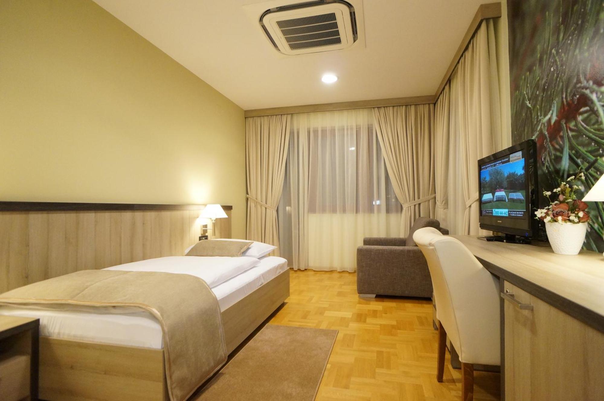 Hotel Calypso Загреб Экстерьер фото