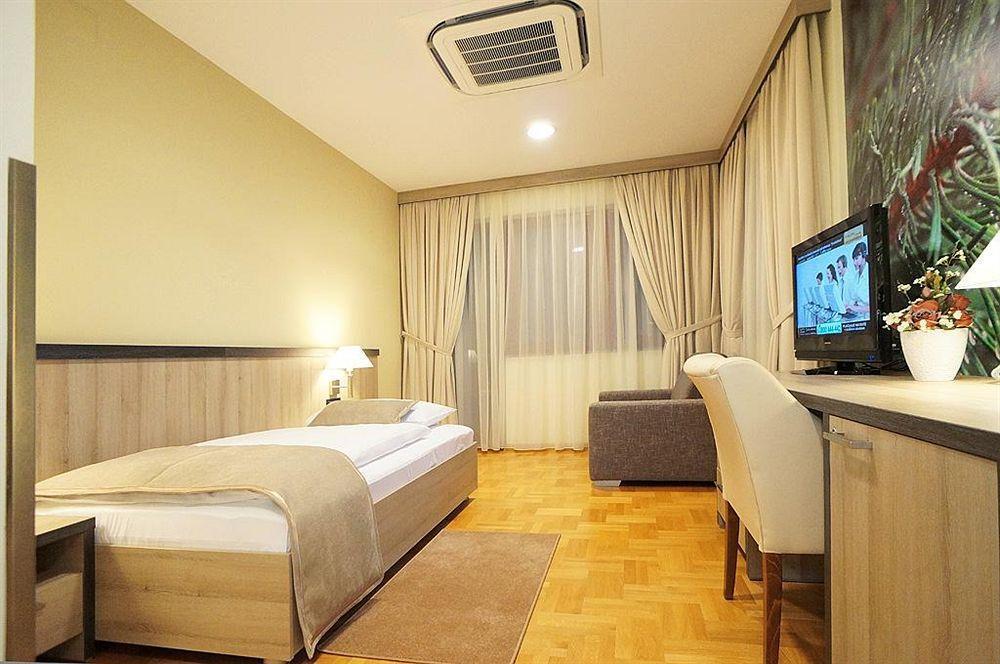 Hotel Calypso Загреб Экстерьер фото