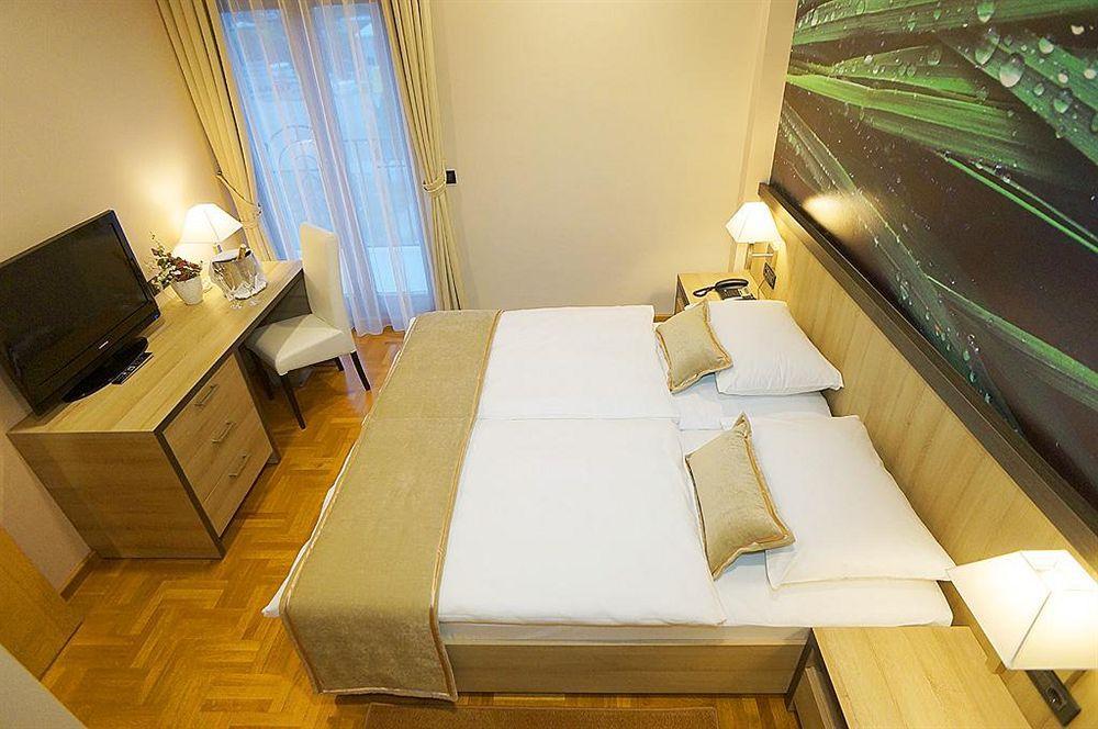 Hotel Calypso Загреб Экстерьер фото