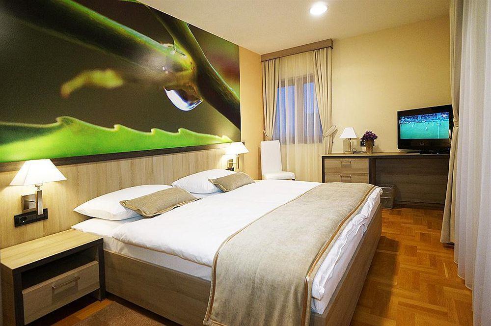 Hotel Calypso Загреб Экстерьер фото