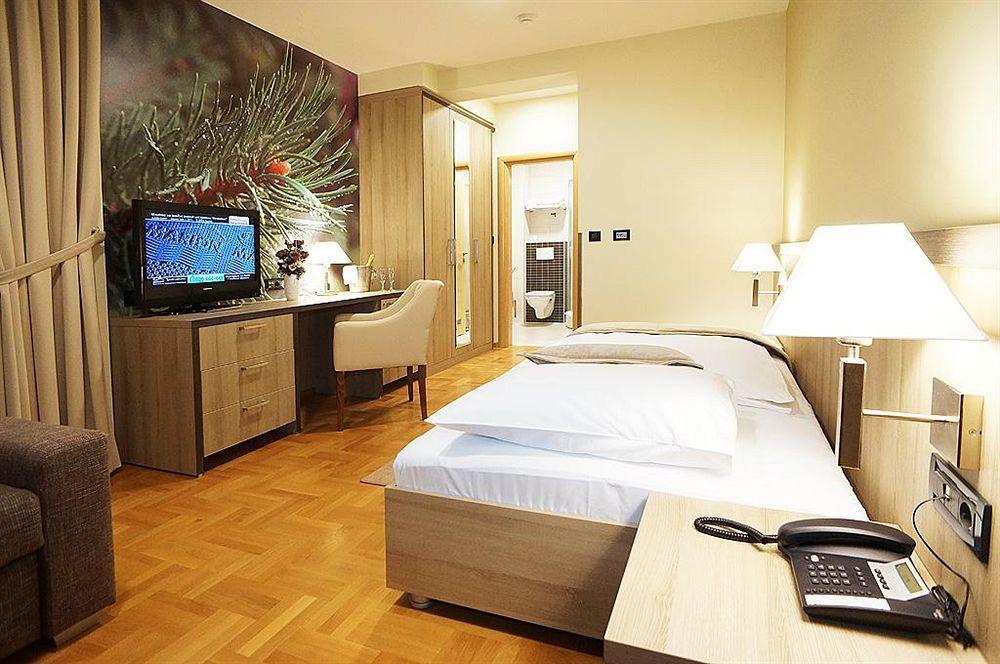 Hotel Calypso Загреб Экстерьер фото