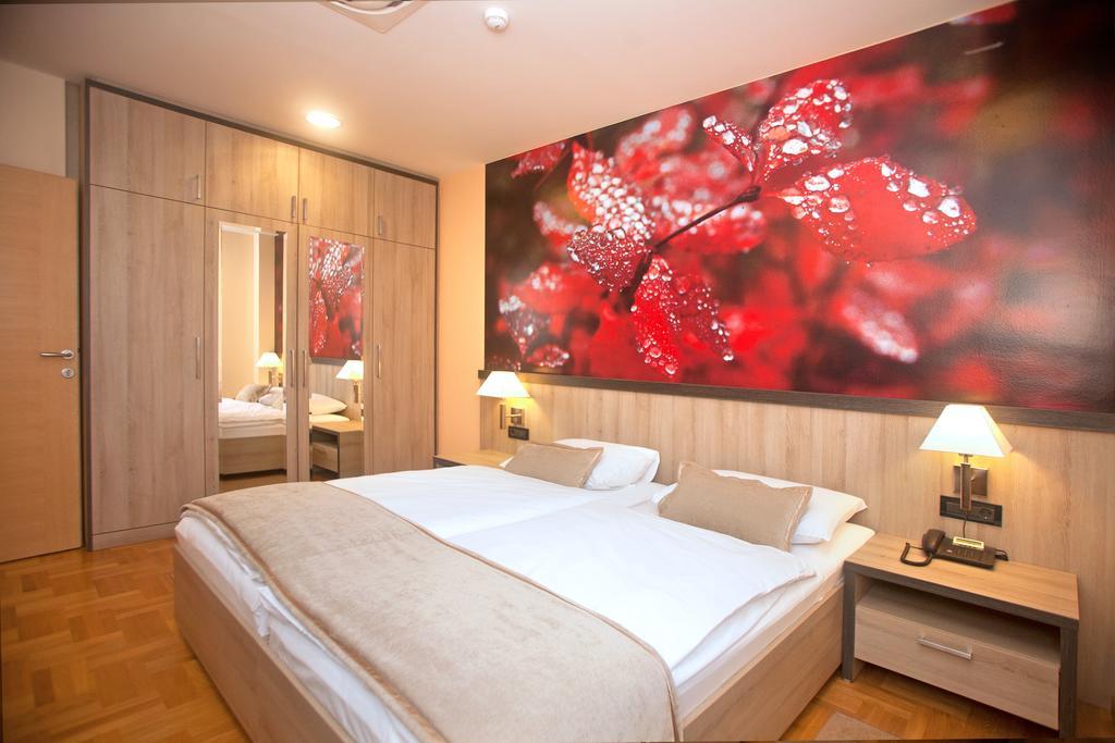 Hotel Calypso Загреб Экстерьер фото