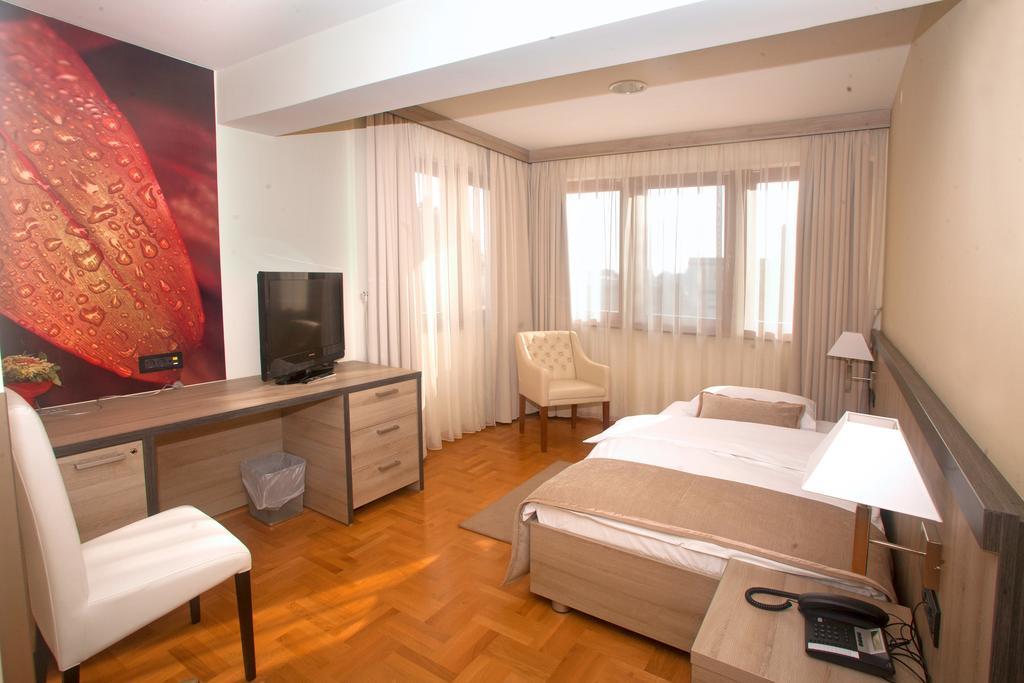 Hotel Calypso Загреб Экстерьер фото